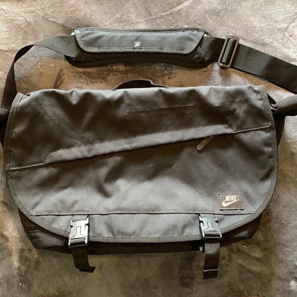 Nike messenger bag. Like new condition!